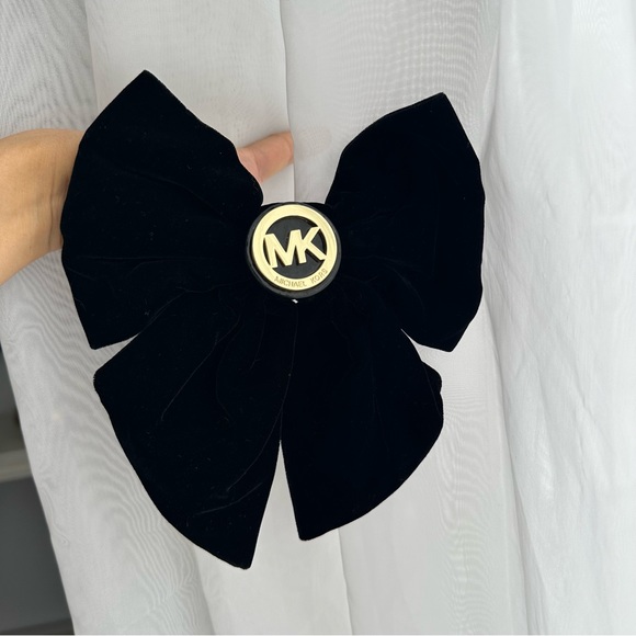Accessories - Black Velvet Bow Hair Clip